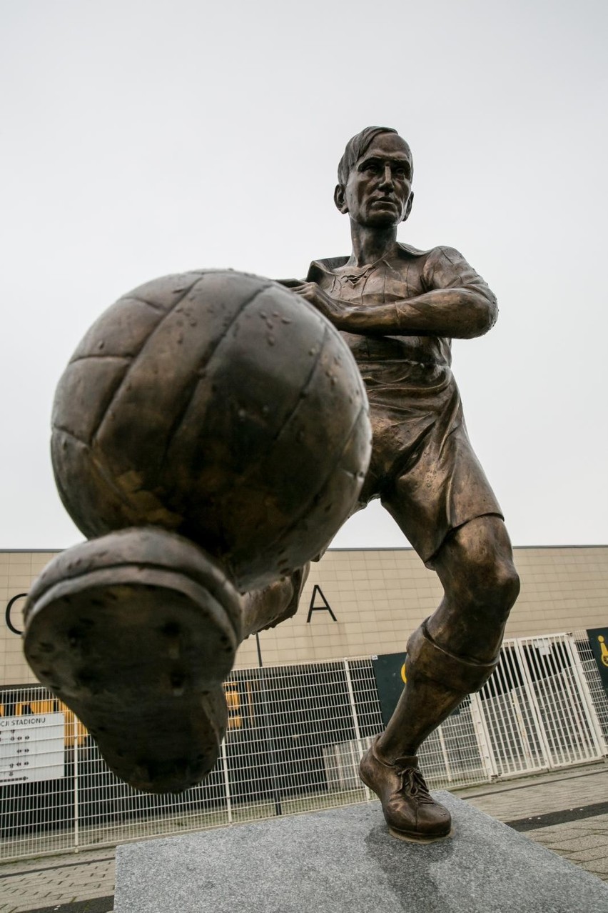 Pomnik Józefa Kałuży przed stadionem Cracovii