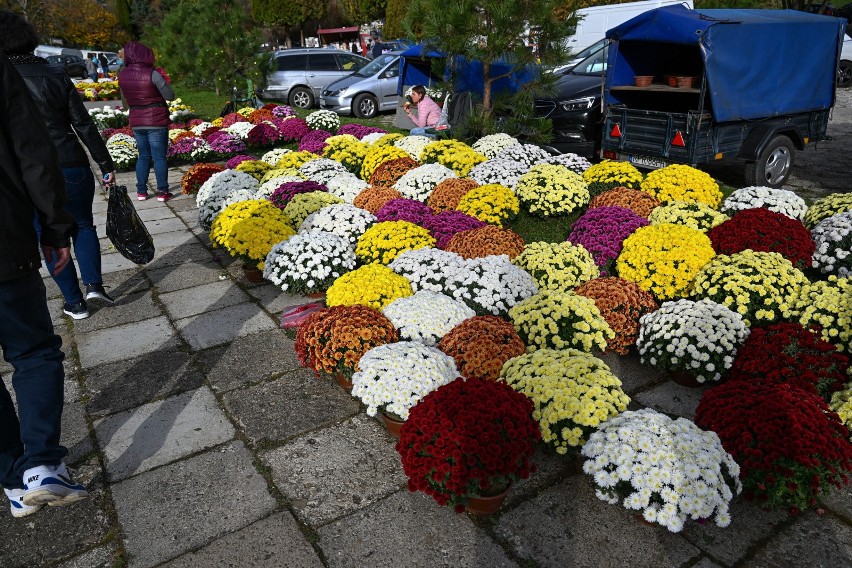 Przygotowania do święta Wszystkich Świętych na Cmentarzu...