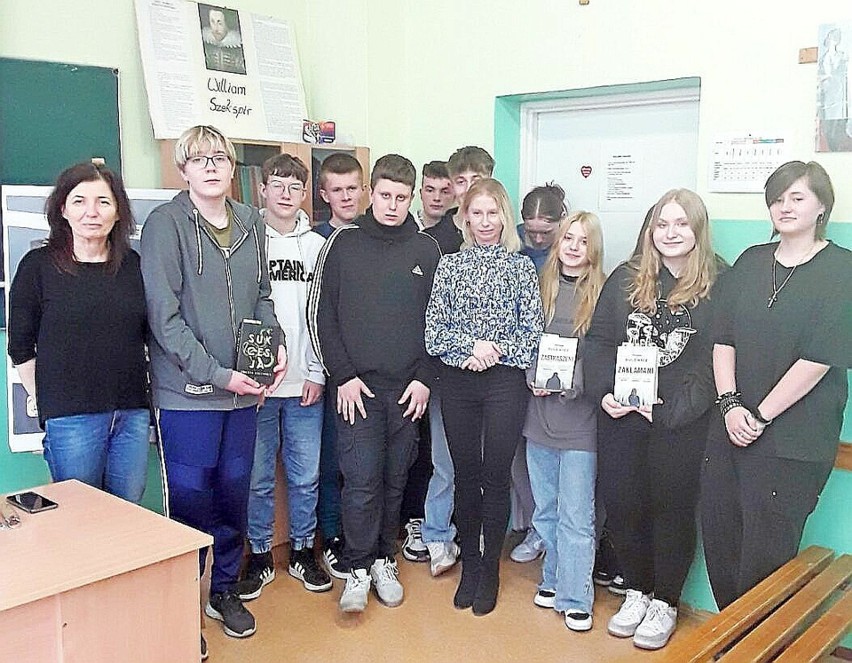 Pisarka Joanna Dulewicz spotkała się z uczniami Zespołu Szkół Zawodowych w Starachowicach w Międzynarodowy Dzień Pisarzy