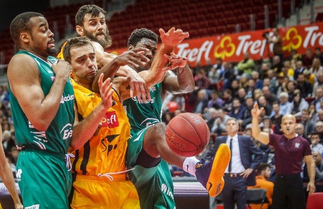 W sobotę, 8 października na inaugurację sezonu koszykarze Stelmetu BC Zielona Góra pokonali na wyjeździe Trefl Sopot 84:69. W akcji dwaj nowi zawodnicy mistrza Polski - Julian Vaughn (z lewej) i Armani Moore (z prawej).