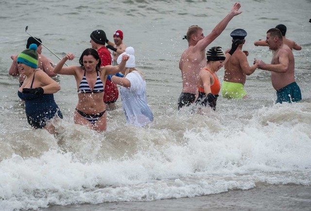 6 listopada w Jarosławcu (gm. Postomino) oficjalnie zainaugurowano sezon kąpieli morsów. Organizatorzy zanotowali przyjazd ponad 170 osób z 16 klubów z całego regionu.