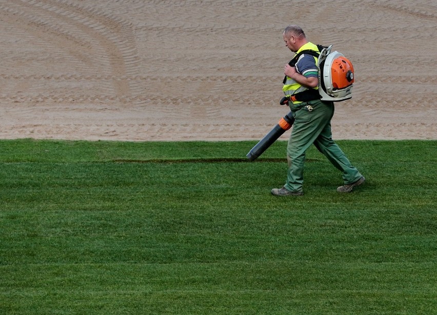 Nowa trawa rozkładana jest już na stadionie Pogoni Szczecin