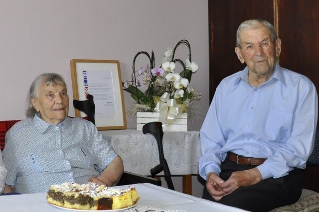 Wyjątkowego jubileuszu doczekali Helena i Sylwester Waliczkowie, którzy przeżyli jako małżeństwo 70 lat!