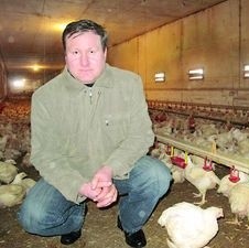 - Największą trudnością w produkcji drobiu jest czas oczekiwania na pieniądze za zdane do ubojni kurczaki - mówi Cezary Ozorowski. - To bardzo utrudnia prowadzenie działalności.