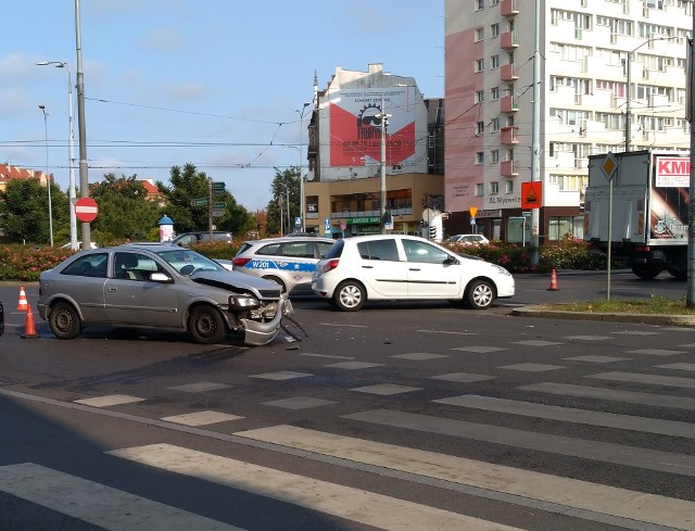 Zderzenie dwóch samochodów przy pl. Żołnierza. Utrudnienia w ruchu w kierunku pl. Rodła. Jedna osoba trafiła do szpitala. Lawety usuwają uszkodzone samochody.