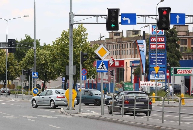 Wielu kierowców łamie przepisy i zawraca na skrzyżowaniach na strzałkach w lewo.