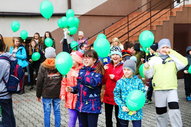 21 marca uczniowie Zespołu Szkolno-Przedszkolnego w Strzyżowicach już po raz 8 zorganizowali Zawody Balonowe na powitanie wiosny. O godzinie 10:00 zielone balony poszybowały w powietrze. Każdy z nich miał dołączony bilecik z danymi właściciela i prośbą do znalazcy o wysłanie wiadomości zwrotnej z nazwą miejscowości, w której został znaleziony. Zwycięzca, którego balon doleci najdalej otrzyma nagrodę