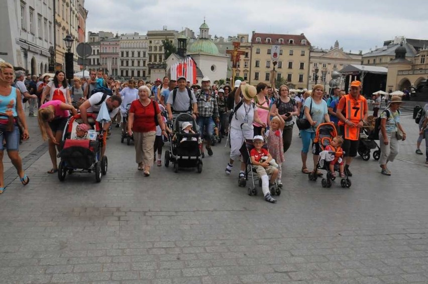 Pielgrzymi wyruszyli w drogę na Jasną Górę [ZDJĘCIA]