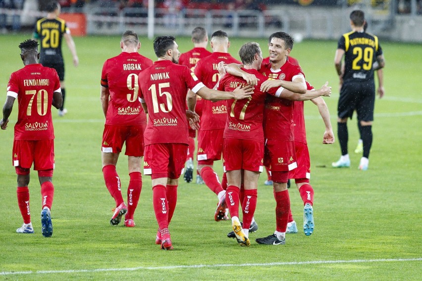 Widzew pokonał GKS w strugach deszczu. Niby u siebie, ale na...