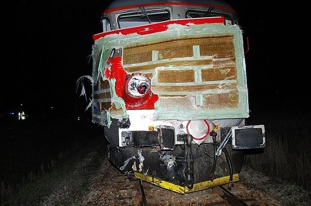 Samochód strażacki wjechał pod pociąg. Cztery osoby ranne