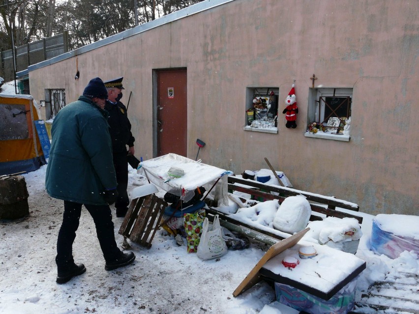 Pan Sławomir mieszka w namiocie. Jego domem jest Park Wolności. ZDJĘCIA