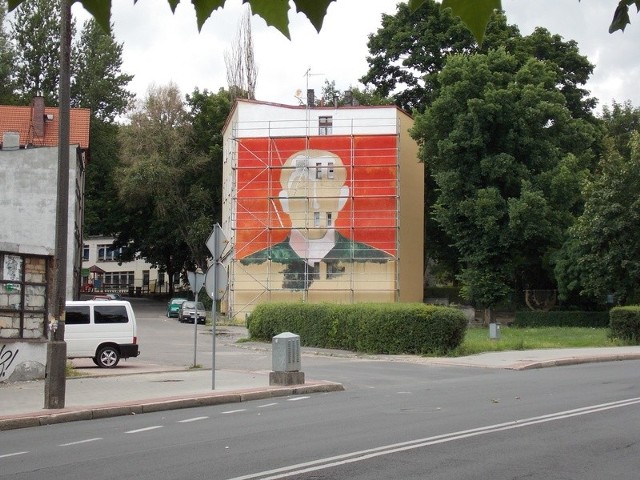 Mural powstający na ścianie kamienicy przy ul. Walczaka
