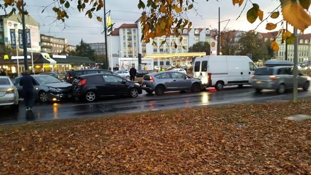 Około godziny 17.30 na ul. Focha w Bydgoszczy doszło do zderzenia kilku aut. Uwaga - w miejscu wypadku są utrudnienia.Auta zderzyły się na wysokości skrzyżowania z ul. Królowej Jadwigi (jezdnia w kierunku ronda Grunwaldzkiego). Jak informuje nas KM PSP w Bydgoszczy, zderzyło się 6 aut osobowych i jedno auto dostawcze. Osoby podróżujące pojazdami opuściły je o własnych siłach. Na miejscu pracuje policja, pogotowie i straż pożarna. Strażacy zabezpieczają miejsce zderzenia, pogotowie natomiast wysłano, żeby przebadać dwie osoby. ➤ Zdjęcia z ITS na następnych stronach.Stop Agresji Drogowej. Odcinek 4