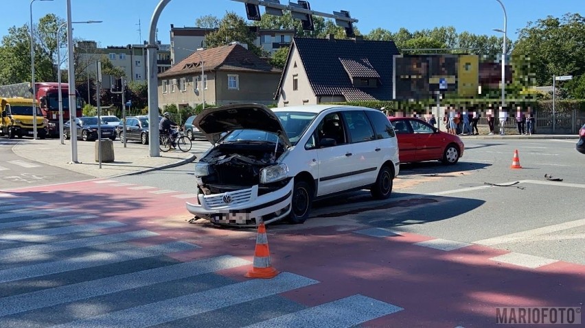 Wypadek radiowozu na skrzyżowaniu ulic Niemodlińskiej, Hallera i Wojska Polskiego w Opolu. Policjant zabrany do szpitala