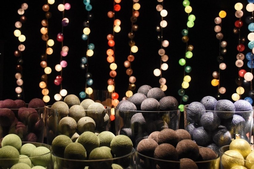 Cotton balls są dostępne w bardzo różnych kolorach, a także...