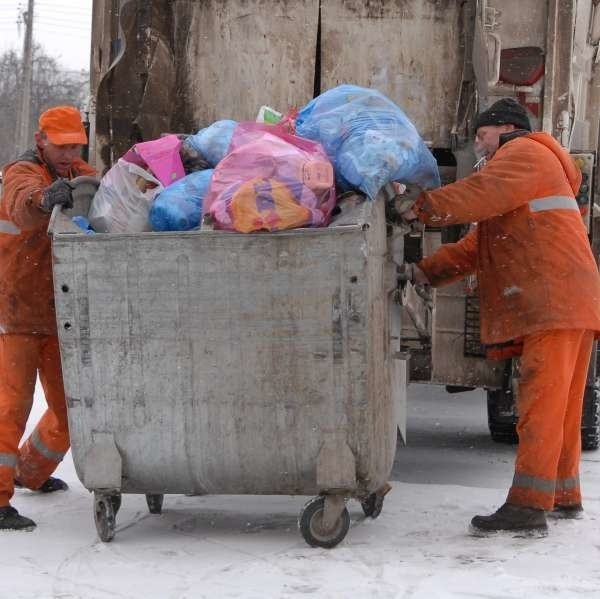 Obecnie opłata za składowanie odpadów komunalnych wzrasta z 15,71 zł do 75 zł w przypadku składowania odpadów niesegregowanych i 60 zł w przypadku odpadów segregowanych mechanicznie.