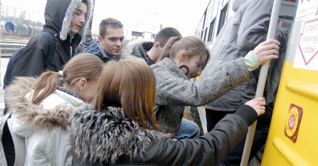 Codzienny widok na dworcu w Słupsku. Popularna eskaemka zapewnia tanią komunikację z Trójmiastem.