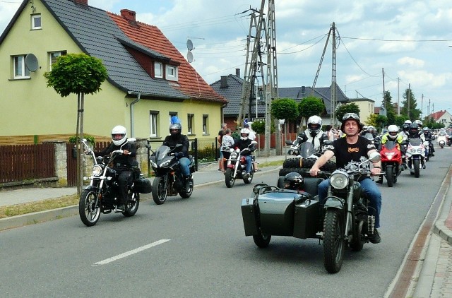 Piękne i często piekielnie szybkie motocykle można było obejrzeć po godz. 14.00 - zarówno podczas jazdy (parada), ale również zaparkowane w centrum Ciasnej. W dalszej części organizatorzy zaplanowali także: korowód mażoretek, orkiestr, gości i mieszkańców, występy mażoretek, orkiestry z: Mochenwangen, Wręczycy Wielkiej, Kleszczowa i Ciasnej oraz koncert Dziubek Band i gwiazdy imprezy zespołu Bracia