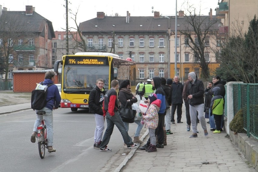 Wrocław: Rodzinna awantura na Brochowie. Z nożem w ręku groził ojcu i policjantom (ZDJĘCIA)