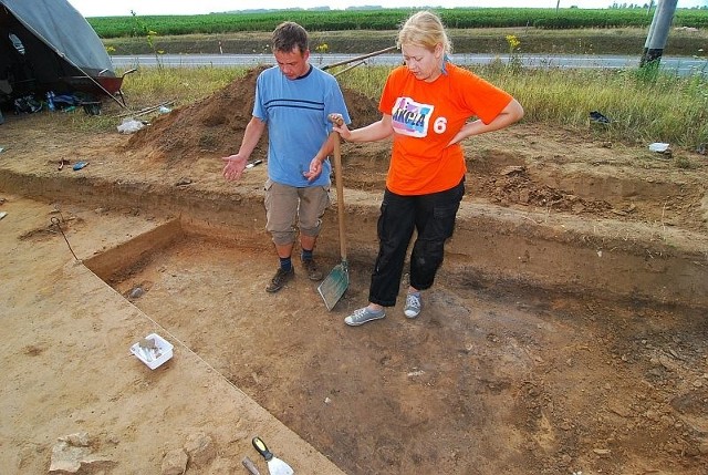 Marcin Szeliga wyjaśnia studentce archeologii, jak prawidłowo eksplorować teren.