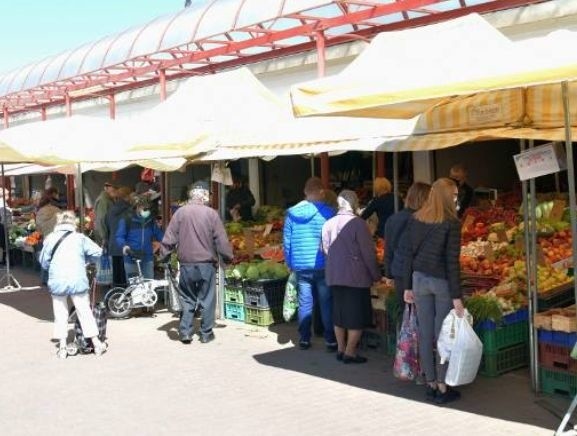 Mimo nie najlepszej pogody w czwartek 1 października radomianie przyszli na targowisko Korej po warzywa i owoce. Nie zawiedli też sprzedawcy. Jak zawsze był duży wybór świeżych produktów. Sprawdziliśmy aktualne ceny. Wiele produktów było wyjątkowo tanich - między innymi papryka, ananasy, fasolka. Zobaczcie ceny najpopularniejszych owoców i warzyw w czwartek 1 października na targowisku Korej w Radomiu