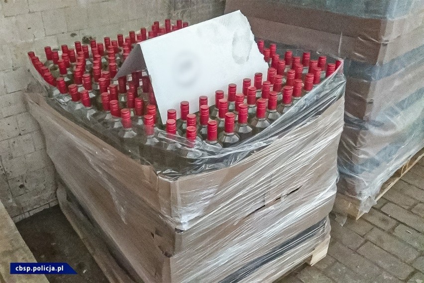W Łodzi zlikwidowano nielegalną rozlewnię alkoholu. Zatrzymano 55 tys. litrów spirytusu do produkcji fałszywych wódek