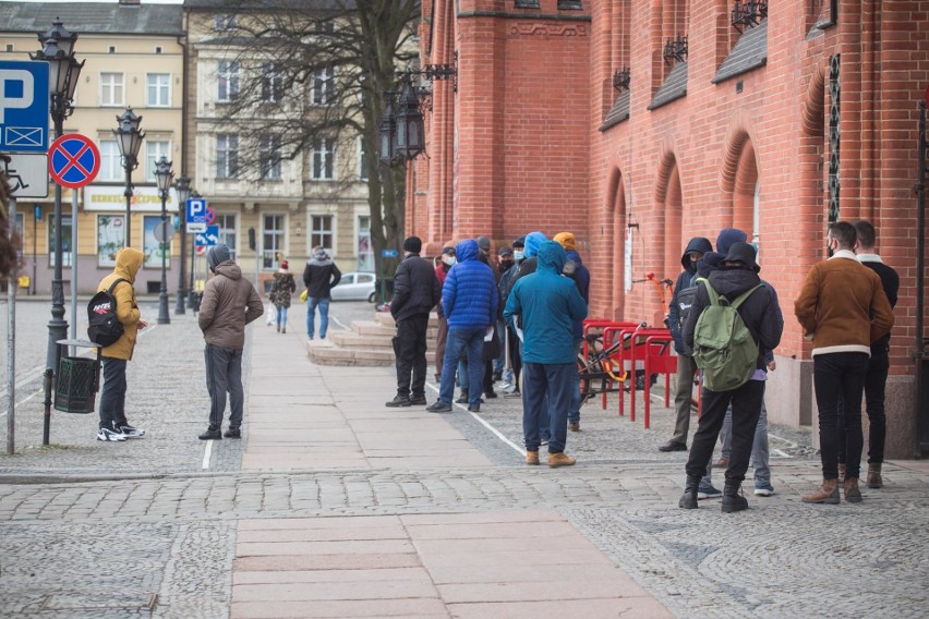 Kolejki do ratusza. Urząd od czwartku ma być na telefon