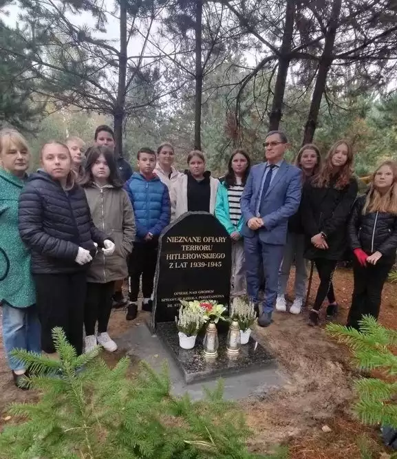 Dzięki inicjatywie pasjonatów historii oraz mieszkańców miejscowości Podchojny na skraju lasu w Ignacówce postawiono tablicę i nowy nagrobek upamiętniające ofiary terroru hitlerowskiego. Zobaczcie na kolejnych zdjęciach