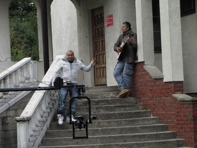 Willa w Komorowie na czas nagrań pełniła rolę domu dziecka. Na zdjęciu lider zespołu "Grek" (z lewej) oraz gitarzysta "Timi".