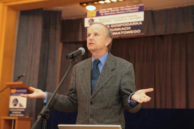 Profesor Grzegorz Kołodko przedstawiał we wtorek w Kielcach swoje poglądy na temat globalizacji gospodarki.