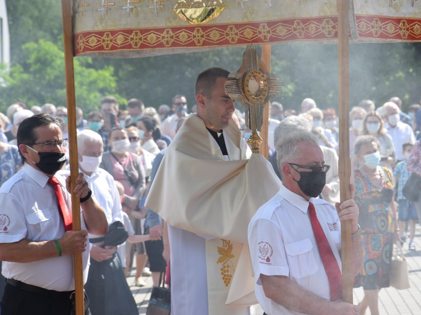 Tłumy na procesji Bożego Ciała w Kędzierzynie-Koźlu. Wierni przeszli wokół kościoła pw. Ducha Świętego na osiedlu Piastów