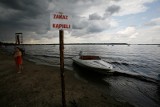 Akcja ratunkowa na jeziorze Zegrzyńskim. Trwają poszukiwania mężczyzny, który skoczył lub zsunął się z roweru wodnego