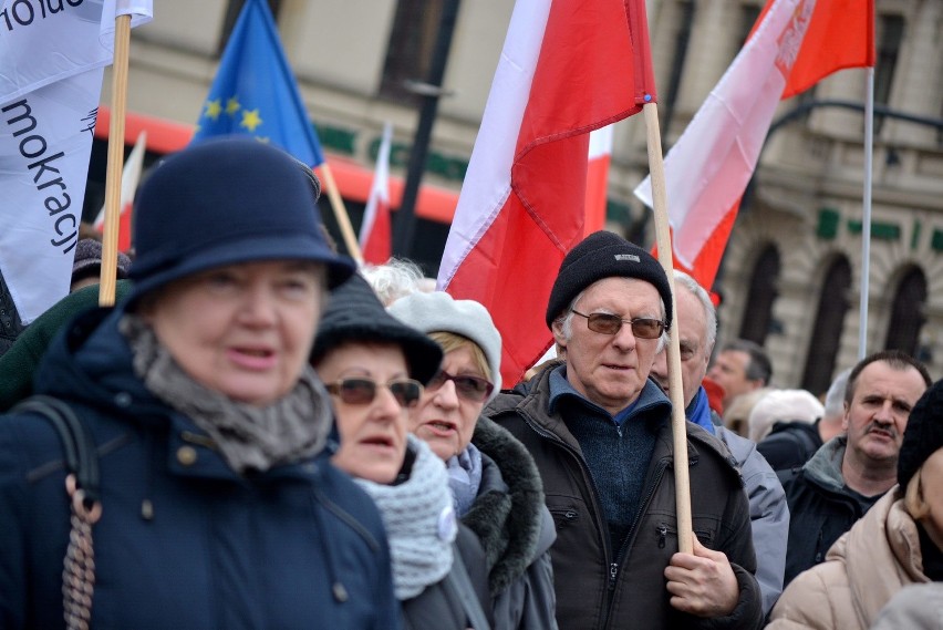 Komitet Obrony Demokracji manifestował w Lublinie. "Beata opublikuj!" [ZDJĘCIA, WIDEO]