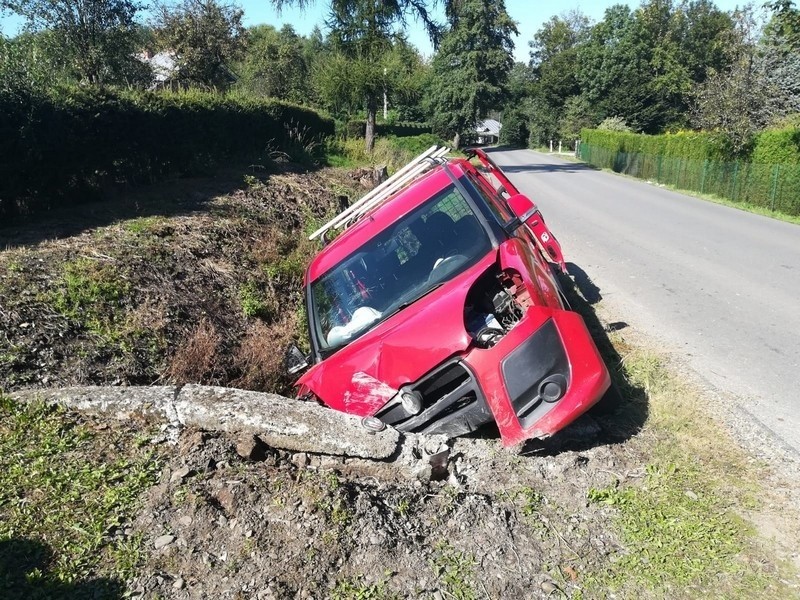 W Zręcinie koło Sanoka pijany kierowca fiata zjechał do rowu i uderzył w przepust. Trafił do szpitala [ZDJĘCIA]