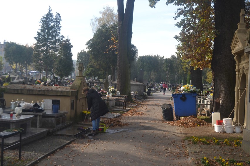 Sądeczanie porządkują groby swoich bliskich przed Dniem Wszystkich Świętych 2020 [Zdjęcia]