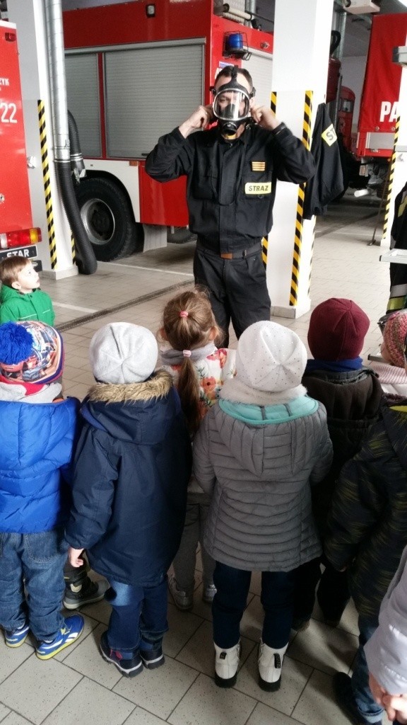 Strażacy zapoznali dzieci z zasadami zachowania się w...