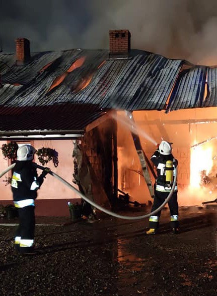 Skrzętla-Rojówka. Groźny pożar gospodarstwa. Strażacy w nocnej akcji