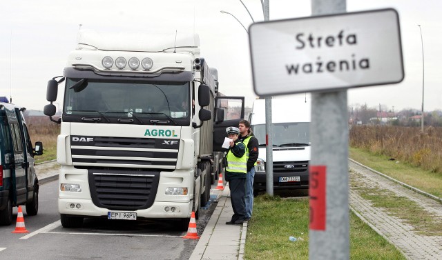 Najpierw ciężarówka "namierzana" jest przez specjalny system podczas jazdy, a potem zatrzymywana i dokładnie ważona.