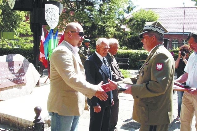 Piotr, syn płk Edwarda Remiszewskiego, a także ppłk Władysław Kiedrzyń i ppłk Stanisław Kuś otrzymali medale Za Rozminowywanie Kraju.