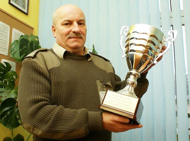 Ppłk Krzysztof Broniewicz prezentuje puchar nadany wyróżniającej się WKU