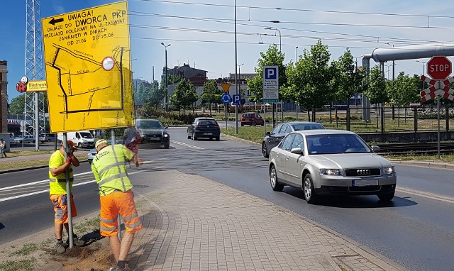 Znaki informujące o objazdach ustawiano na początku tygodnia