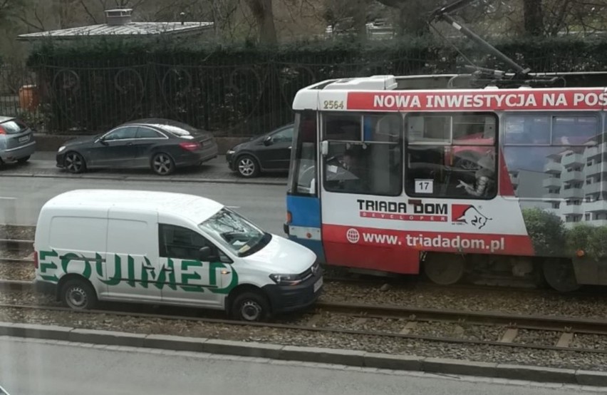 Samochód wjechał na torowisko. Objazdy tramwajów