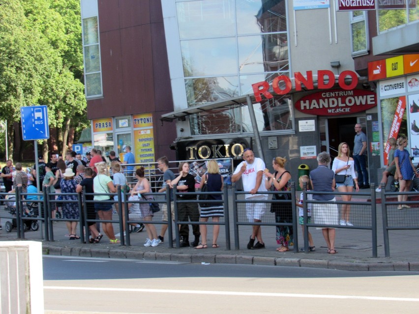 Godzina "W" w Stargardzie. "Patriotyczni Błękitni" oddali cześć powstańcom paląc race na rondzie w centrum miasta. ZDJĘCIA