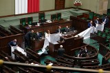 Poseł ze Stalowej Woli Rafał Weber zrobił happening w Sejmie z rolką papieru. Zaprezentował inwestycje drogowe swojego resortu