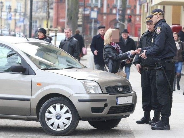 Straż Miejska egzekwuje zasady parkowania na ulicy Starzyńskiego, na której jest znak: strefa zamieszkania. 