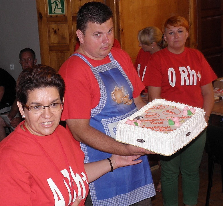 Tort z okazji jubileuszowej zbiórki trafił do członków...