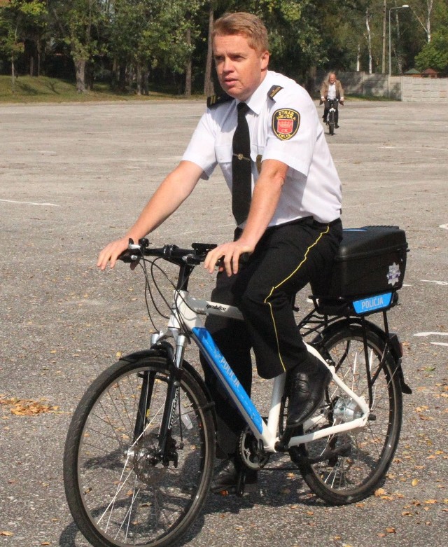Elektryczny rower testował Wojciech Bafia, zastępca komendant Straży Miejskiej w Kielcach.