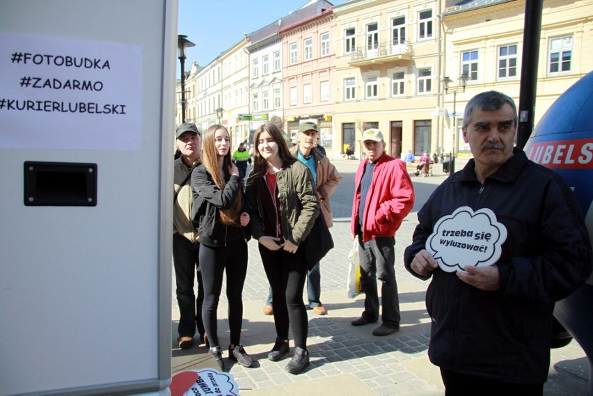 Chętnych na pamiątkowe zdjęcie z Kurierem Lubelskim we...