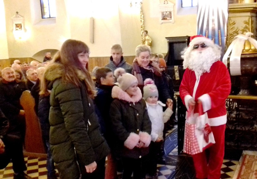 Ale niespodzianka! Mikołaj rozdawał prezenty w kościele w Radoszycach (ZDJĘCIA)