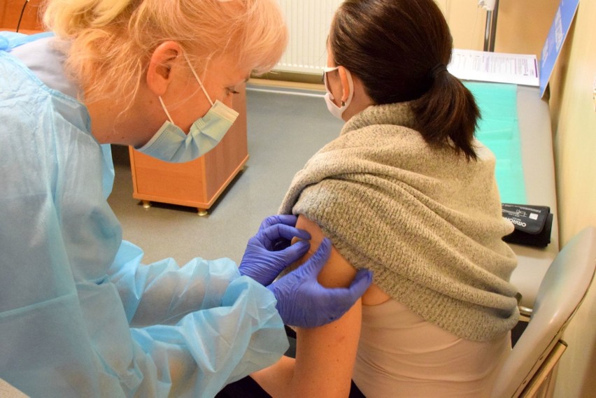W Uzdrowisku Busko-Zdrój trwa akcja szczepień przeciwko COVID-19. Kto może się zaszczepić w etapie "0"? Zobaczcie zdjęcia i film